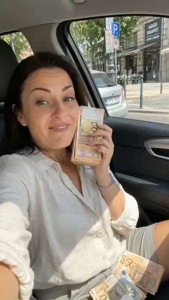 Кадр рекламы Lillian Westwood