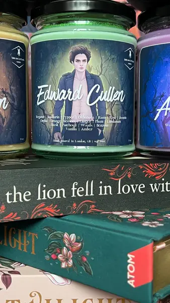 Кадр рекламы luna_bookish_flames_candles