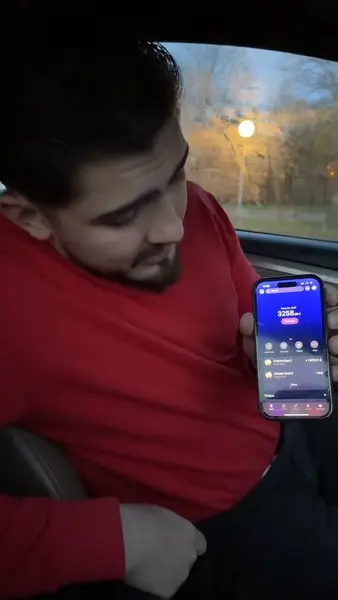 Кадр рекламы Symonds Kevin Violet