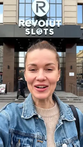 Кадр рекламы Lucky Day