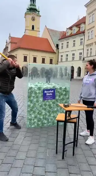 Кадр рекламы Velvet Odds Circle