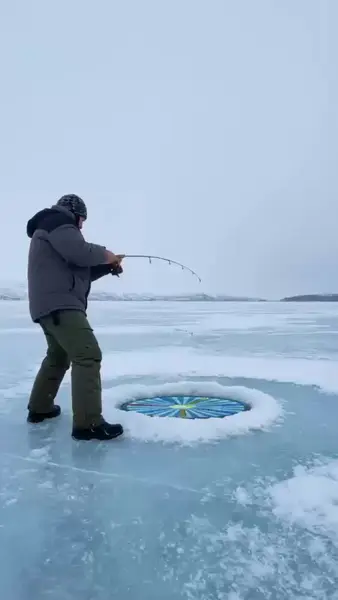 Кадр рекламы Ice Fishing