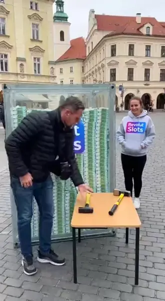 Кадр рекламы Velvet Odds Circle