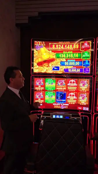 Кадр рекламы Slots World