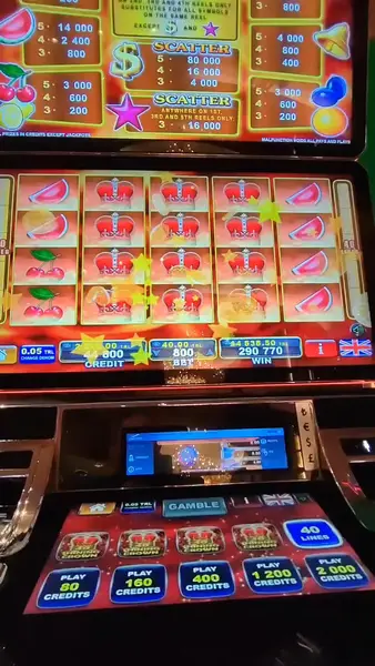 Кадр рекламы Royal Slots