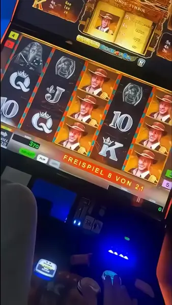 Кадр рекламы Play Online