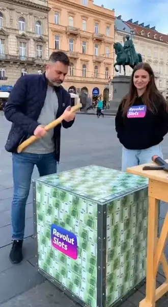 Кадр рекламы Velvet Odds Circle