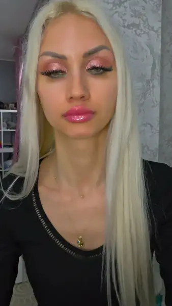 Кадр рекламы Olivia Brown