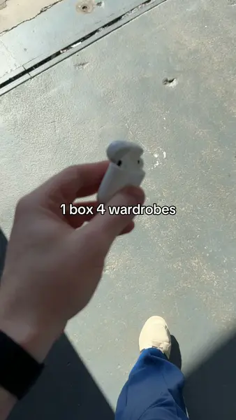 Кадр рекламы EV’s clothing boxes