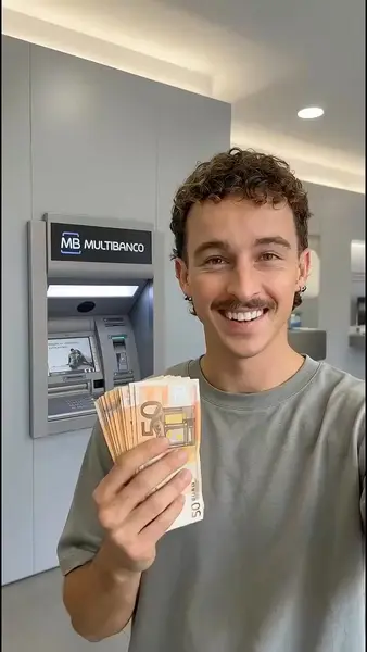 Кадр рекламы Võ Loan