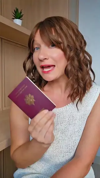 Кадр рекламы Connor Regan Simone