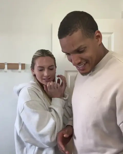 Кадр рекламы Alice Sutton
