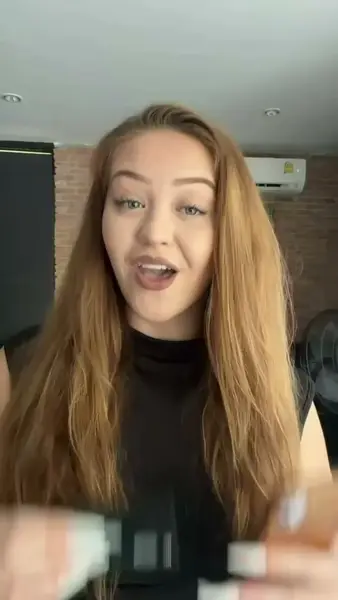 Кадр рекламы Johnston Kayla Mills