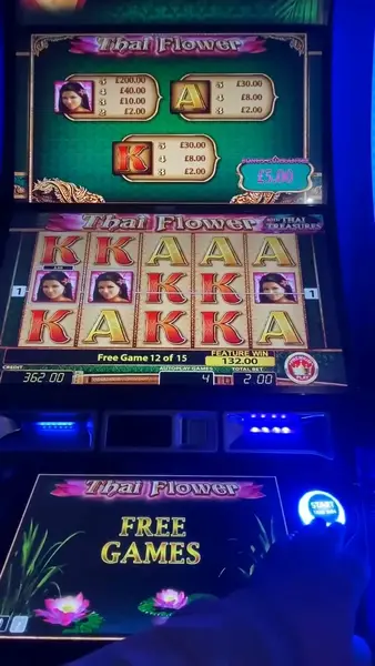 Кадр рекламы Royal Slots