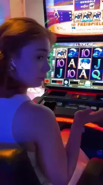 Кадр рекламы AMAZOn Slots