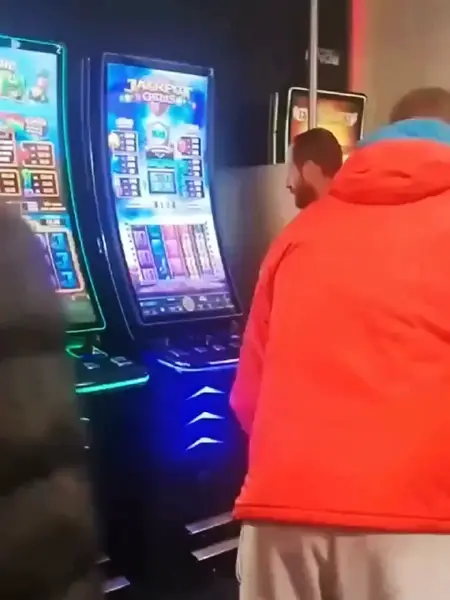 Кадр рекламы Lucky Wave