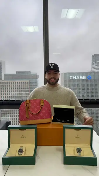 Кадр рекламы The Watch Draws