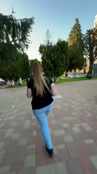 Кадр рекламы B Kayla Otlowski