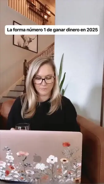 Кадр рекламы Sara Walter