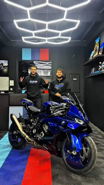 Кадр рекламы AH Bromotors