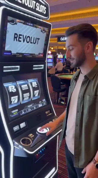 Кадр рекламы Slot Elite