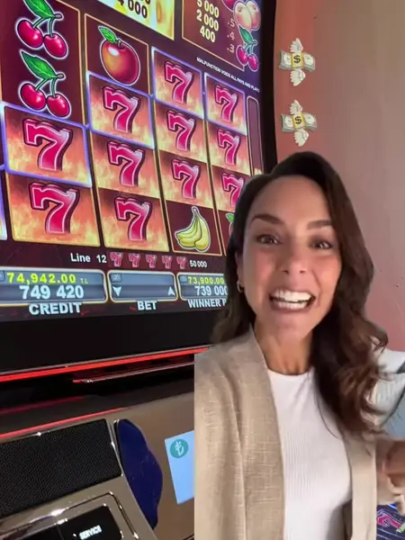 Кадр рекламы Lucky Slot