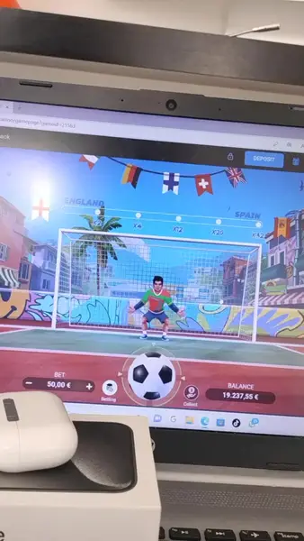 Кадр рекламы Chicken game