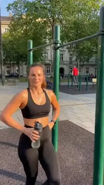 Кадр рекламы Elizabeth Samari Cahill