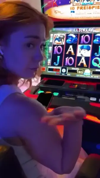 Кадр рекламы Online Games