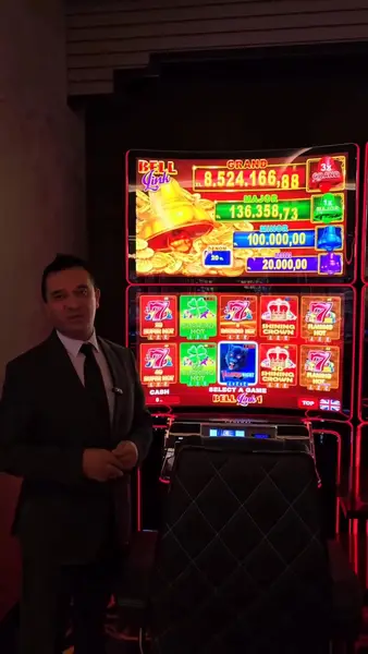 Кадр рекламы Slots World