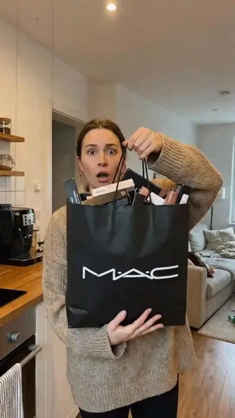 Кадр рекламы Cosmetics France