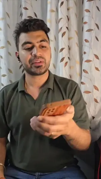 Кадр рекламы 5 minutes EIN