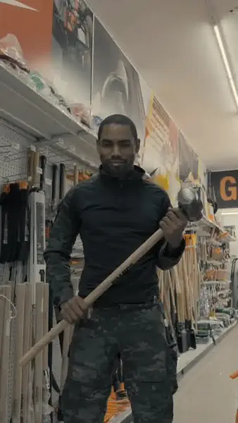 Кадр рекламы Cygnus Armory