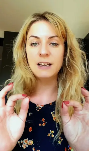 Кадр рекламы Julie Petit