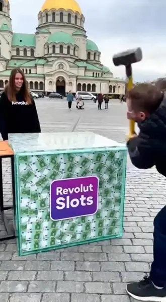 Кадр рекламы Velvet Odds Circle