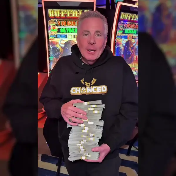 Кадр рекламы Retro Slots