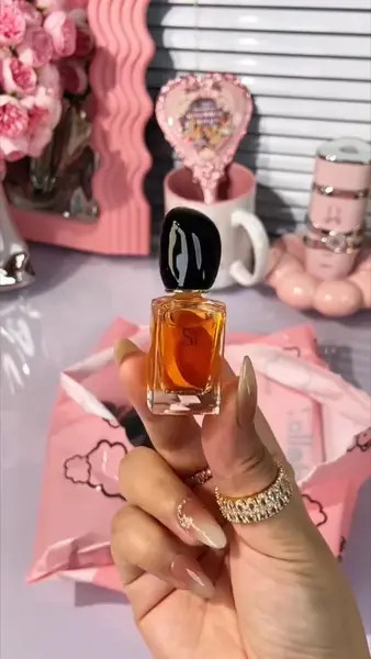 Кадр рекламы Parfumerie Impériale