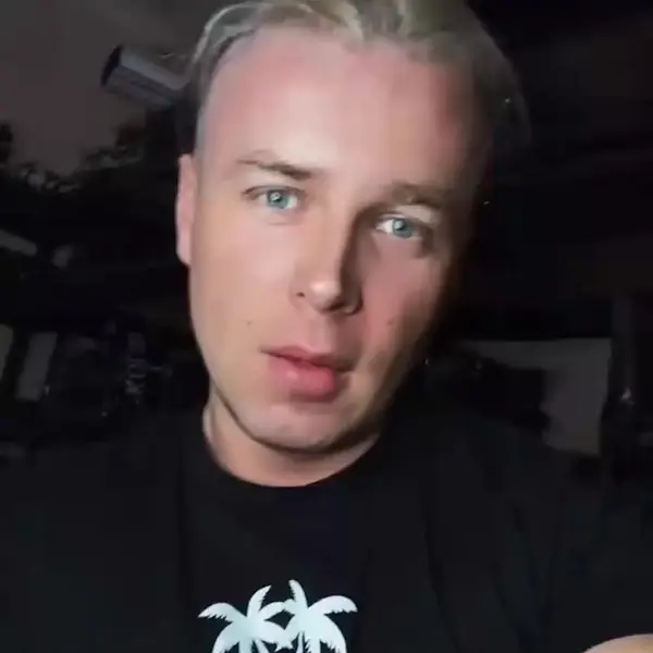 Кадр рекламы Skolim App