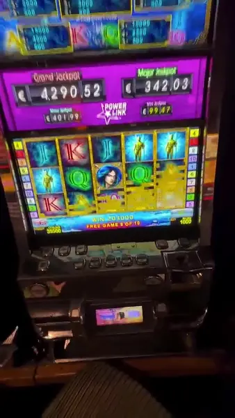 Кадр рекламы Top Slots