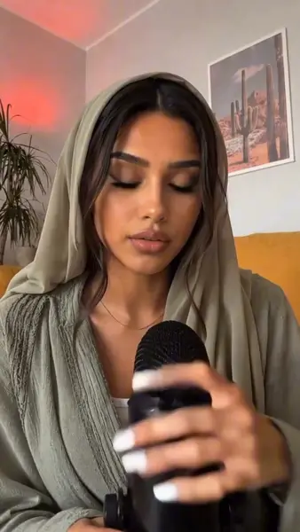 Кадр рекламы Girls Hub