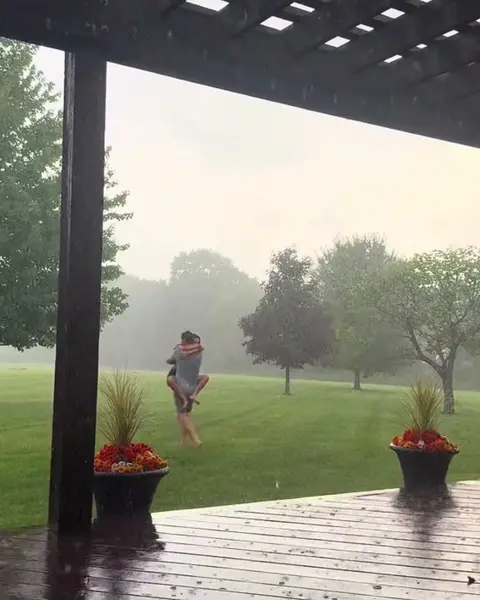 Кадр рекламы Alice Sutton