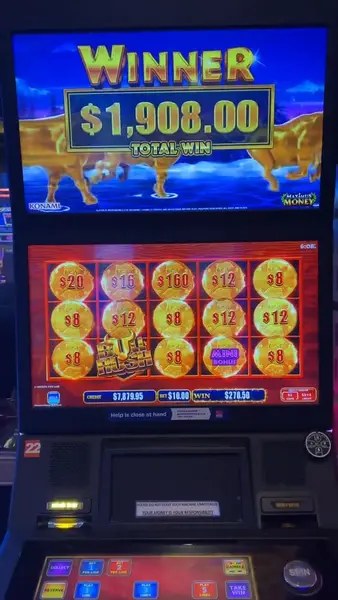 Кадр рекламы Bull Rush Slot