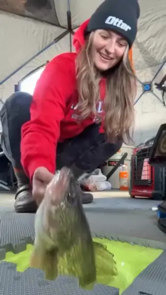 Кадр рекламы Ice Fishing Live