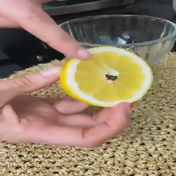 Кадр рекламы Everyday Guide