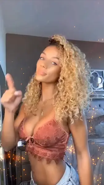 Кадр рекламы Liana Nash