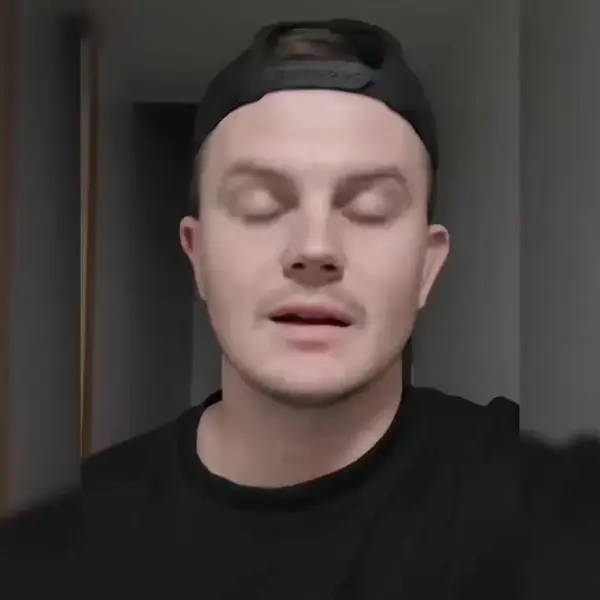 Кадр рекламы Mia Chad Thomas