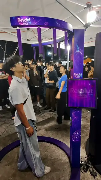 Кадр рекламы Glance & Glory