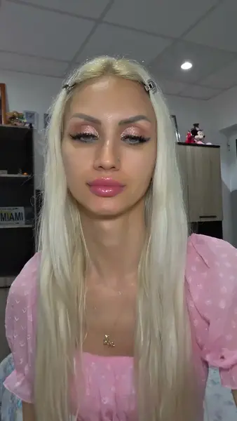 Кадр рекламы Evelyn Reed