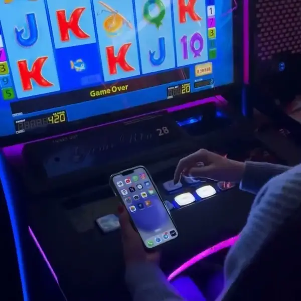 Кадр рекламы Hold&win