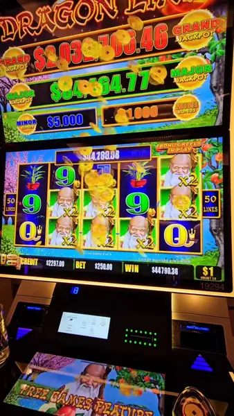 Кадр рекламы Dragon Link Slots